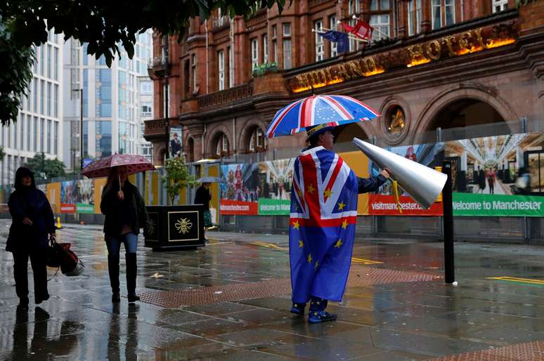 Steve Bray, manifestante anti-Brexit, protesta antes da conferência anual do Partido Conservador em Manchester, Inglaterra. 29/09/2019. REUTERS/Phil Noble