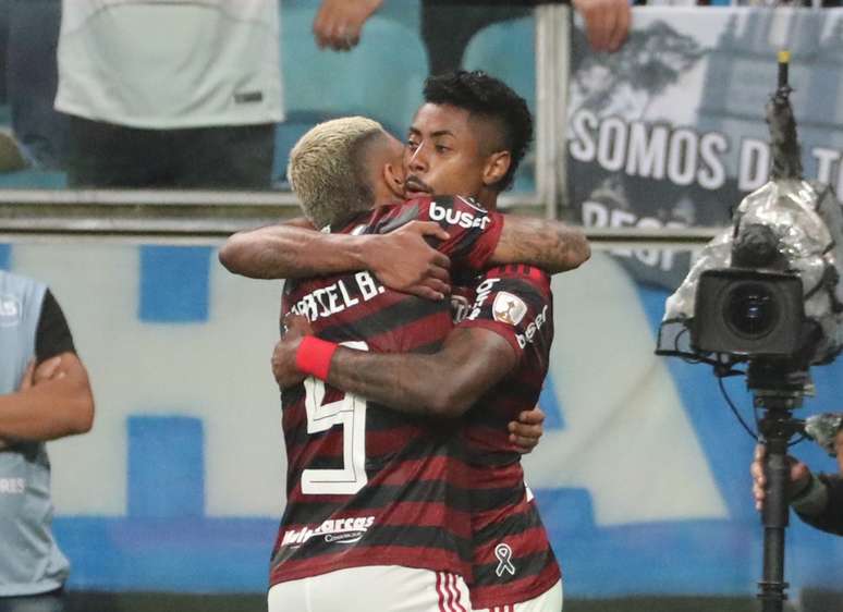 Bruno Henrique comemora seu gol com Gabriel.