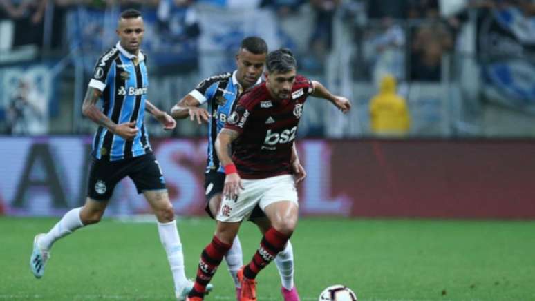 Arrascaeta em ação diante do Grêmio, nesta quarta, na Arena (Foto: Gustavo Granata/Lancepress!)