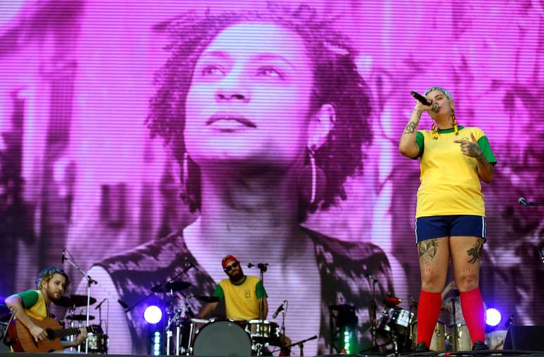 Banda Francisco el Hombre homenageia Marielle Franco em show no Rock in Rio