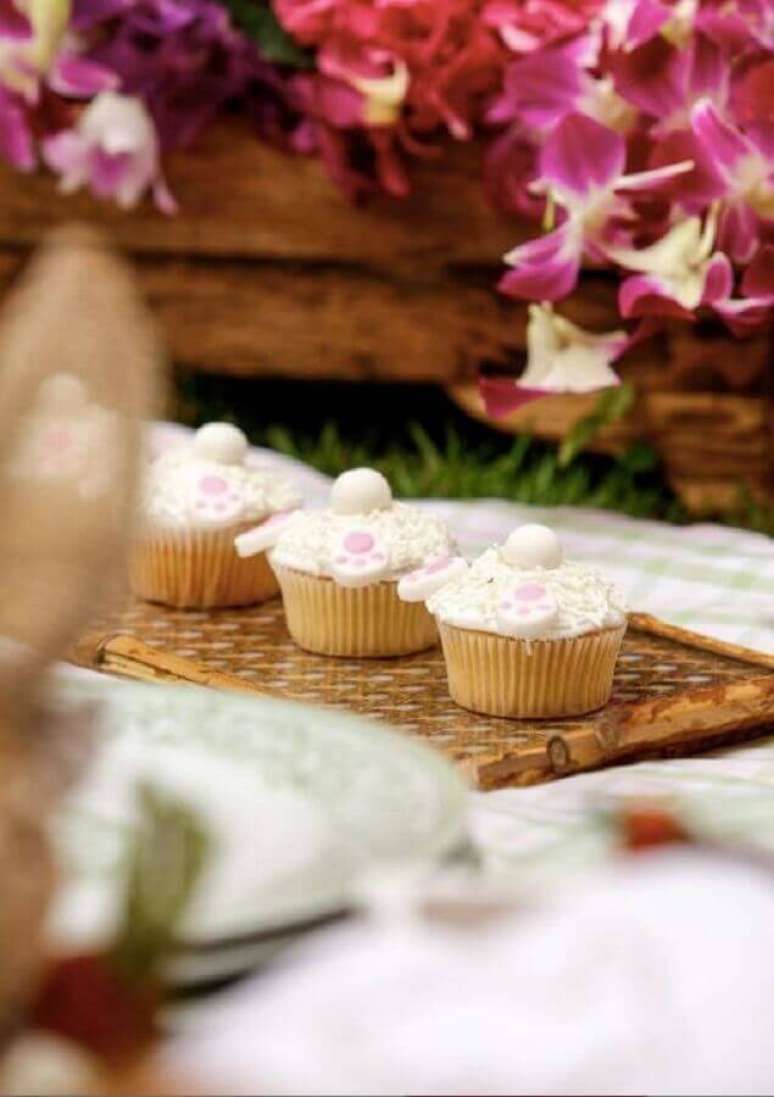 14. Aniversário piquenique com cupcakes personalizados – Foto: Assetproject