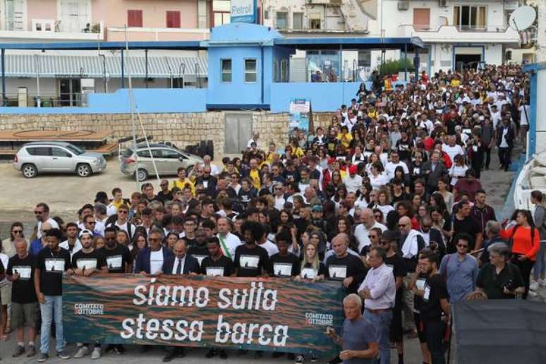 "Estamos no mesmo barco", diz faixa levada durante passeata em memória de vítimas de naufrágio em Lampedusa, sul da Itália