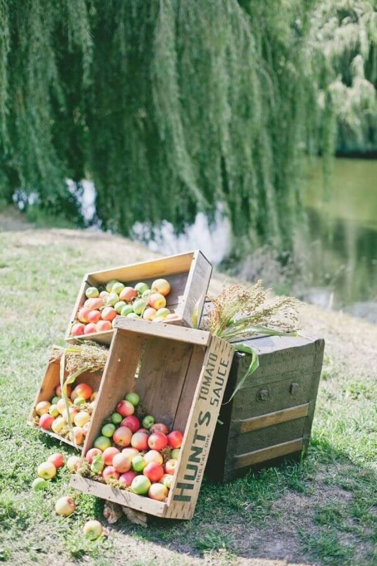 26. Caixotes de madeira com frutas para picnic – Foto: Pinosy