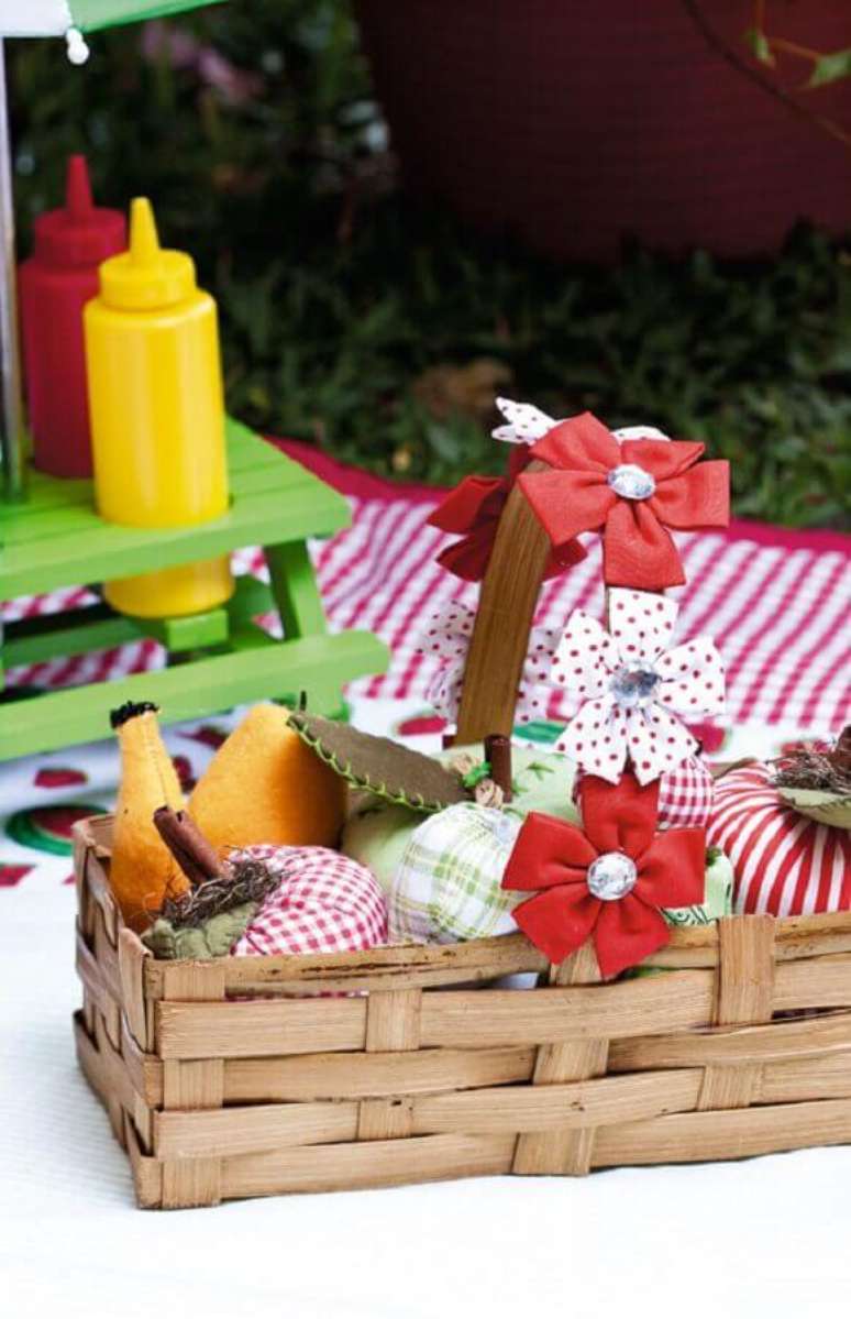 37. Leve uma cesta de piquenique cheia de frutas para a sua festa – Foto: Portal de Artesanato
