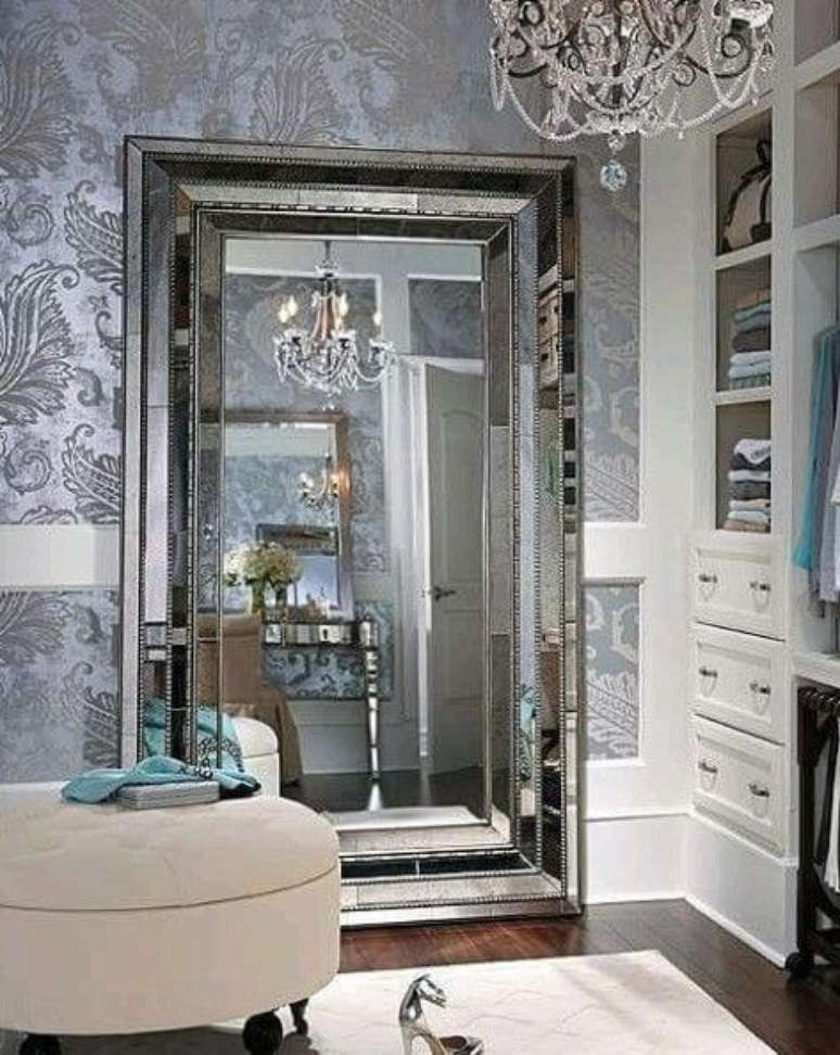 62. Espelho grande para closet de luxo – Por: Revista VD
