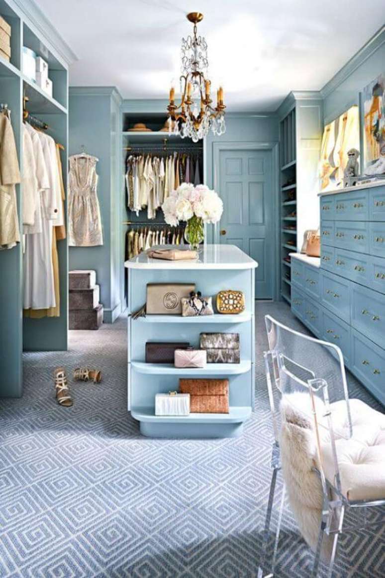63. Closet feminino com móveis azuis – Por: REvista VD