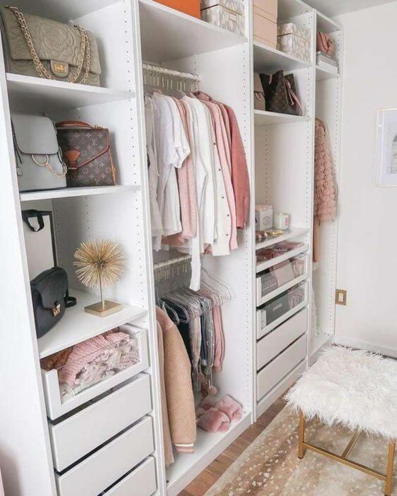 10. Closet feminino com banco de pelinhos branco e armário organizado – Por: Revista VD