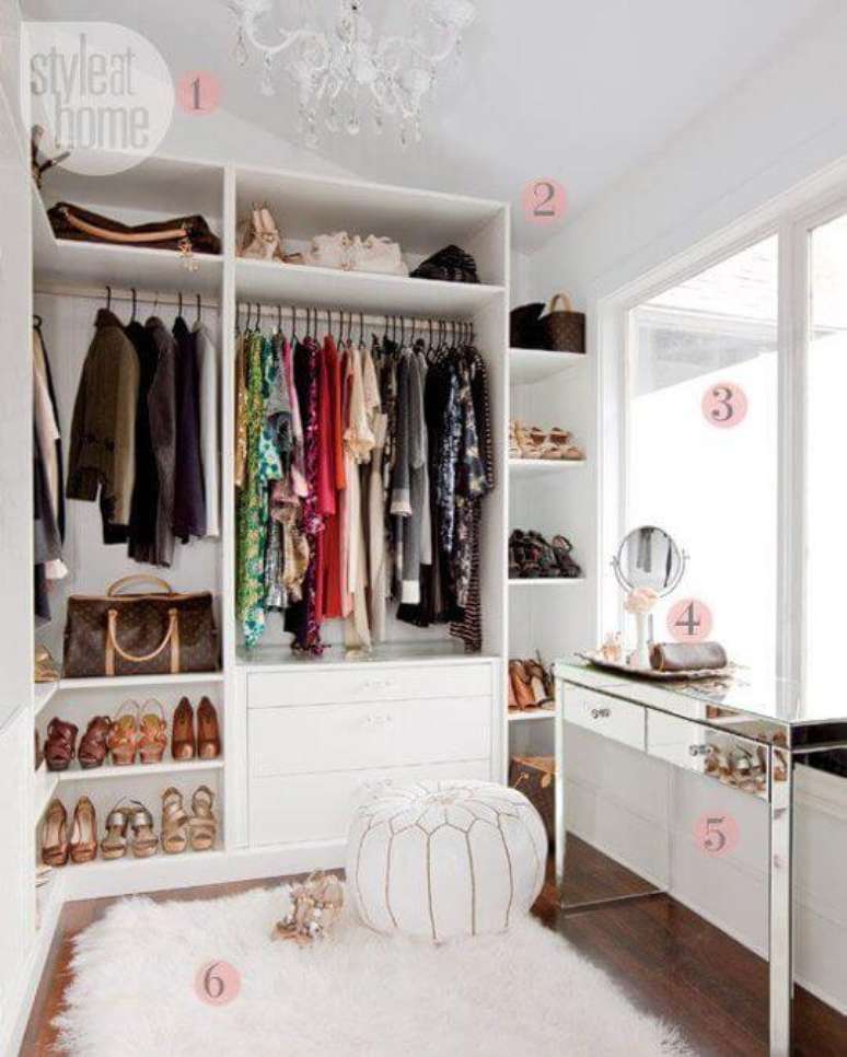 11. Closet feminino pequeno com aparador espelhado em destaque – Por: Style at home