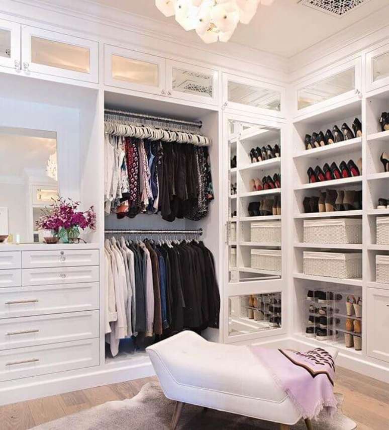 14. Closet feminino com chaise e roupas organizadas – Por: Pinterest