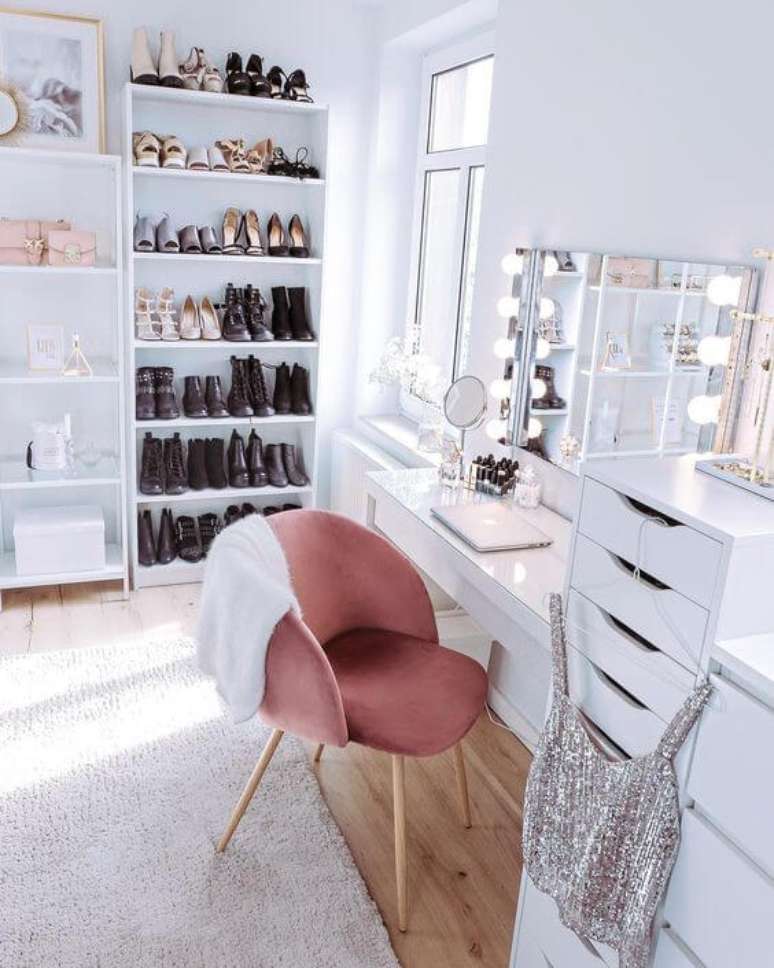 17. Faça um lindo closet feminino branco com penteadeira – Por: Pinterest