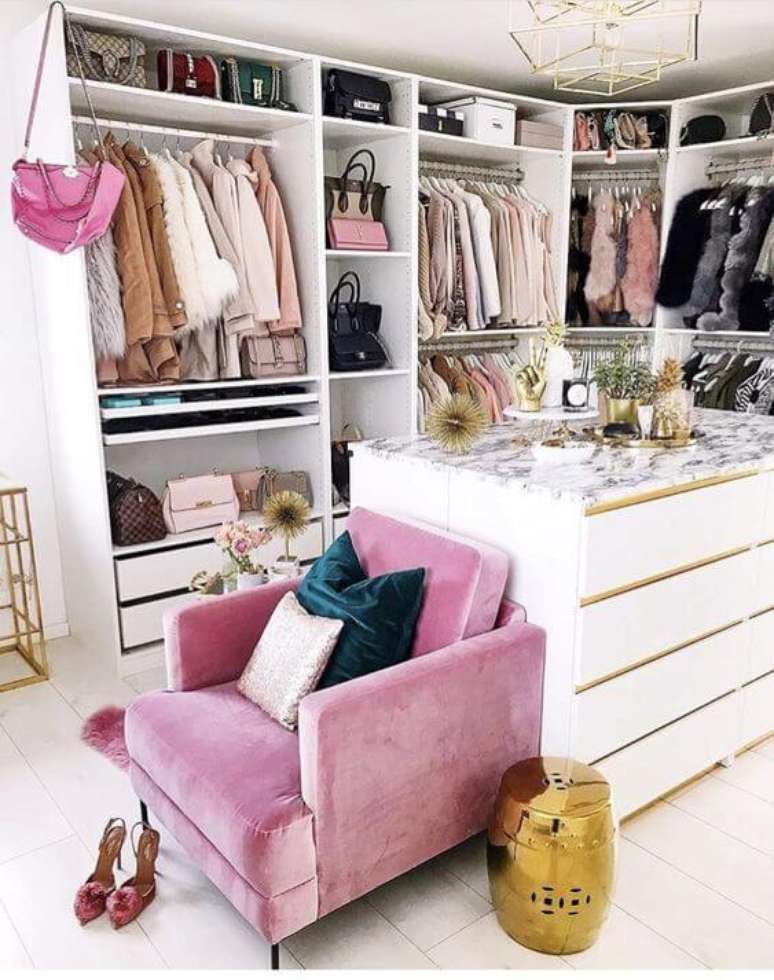 18. Closet feminino branco com poltrona colorida – Por: Pinterest