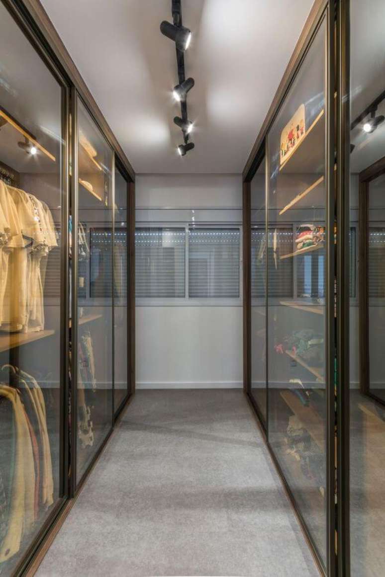 19. Closet feminino com portas de vidro de correr para organizar o ambiente – Por: Idealizare