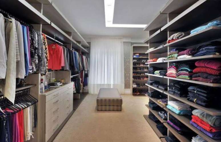 21. Closet feminino amplo com puff marrom – Por: Bender Arquitetura