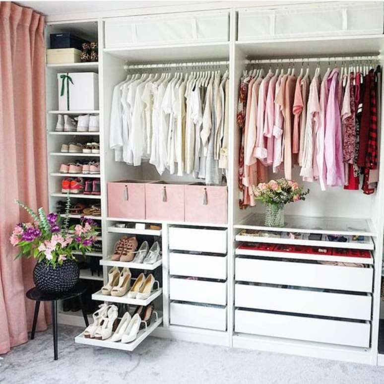 6. Closet feminino branco com decoração em tons de rosa – Por: Pinterest