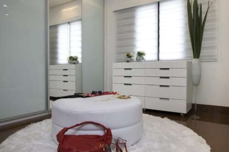 22. Closet feminino branco com espelho grande e puff branco – Por: Sandra Sanches