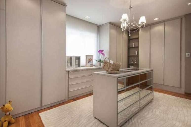 16. Closet feminino planejado com portas de correr e gaveta espelhada – Por: Arquitetura 8