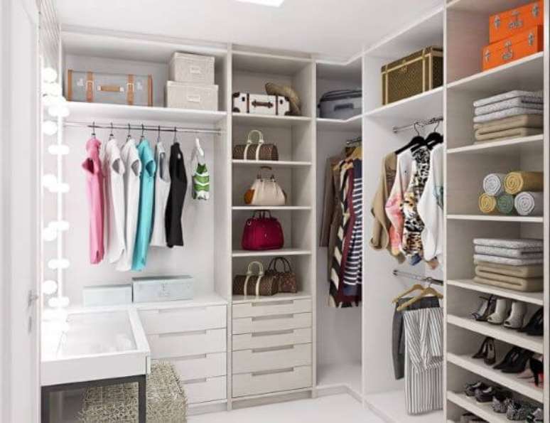 23. Closet feminino simples e bem organizado com penteadeira iluminada – Por: Tua Casa