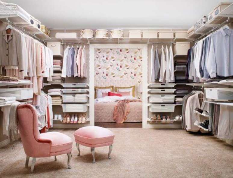 29. Closet feminino grande planejado com poltronas – Por: Muebles