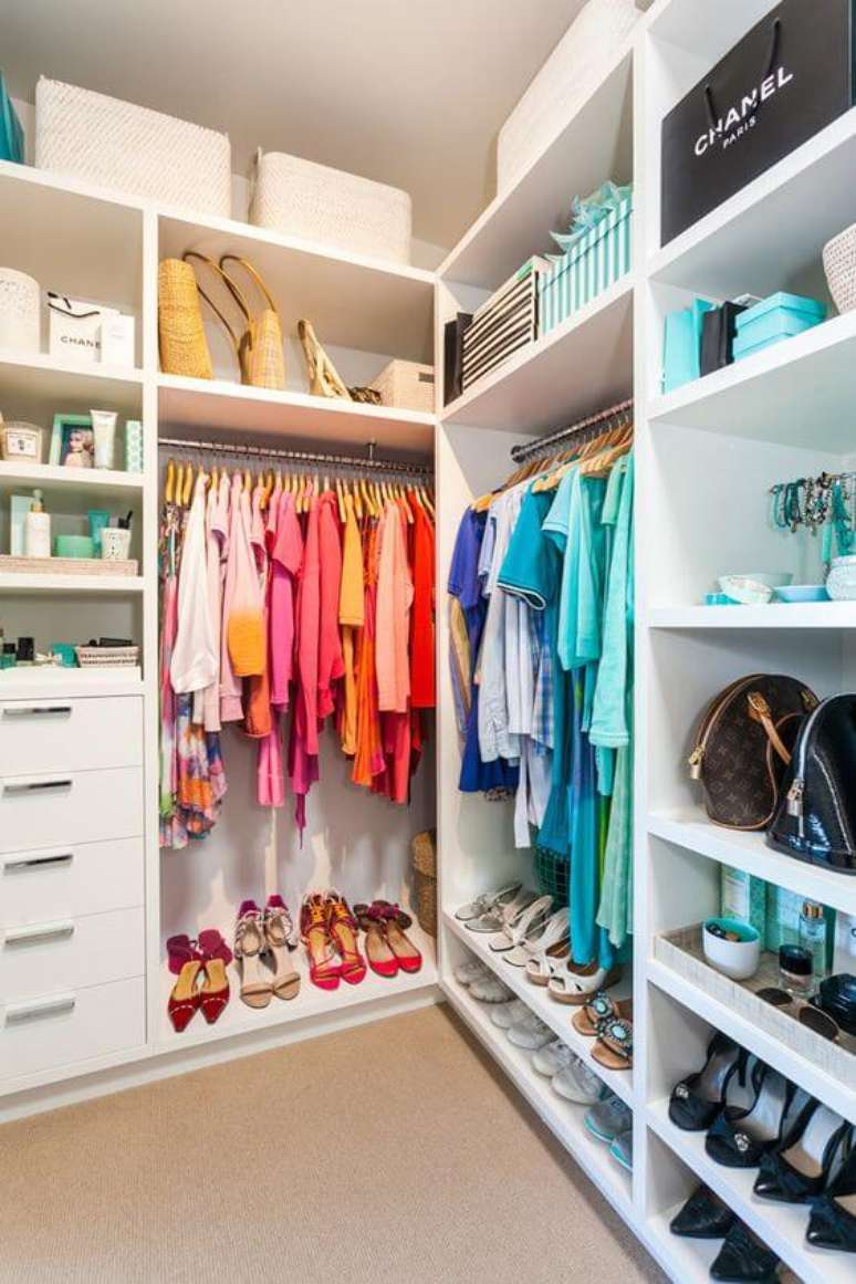 30. Closet feminino organizado por cores – Por: OdeCasal