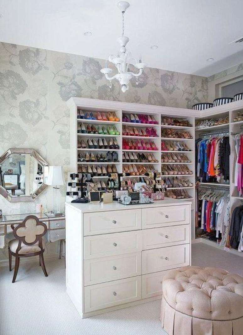 5. Closet feminino planejado com sapateira organizada – Por: Pinterest