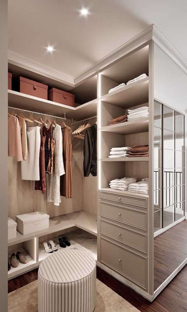 36. Closet feminino pequeno para quarto – Por: Pinterest