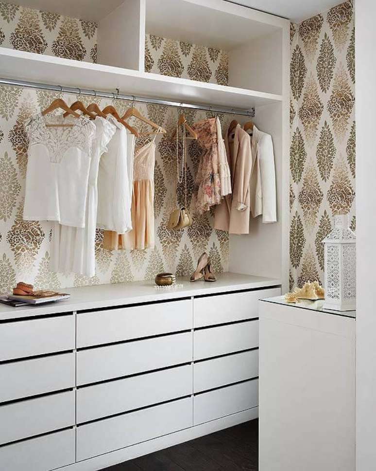 38. Faça uma linda decoração no seu closet feminino para organizar suas roupas – Por: Decoration