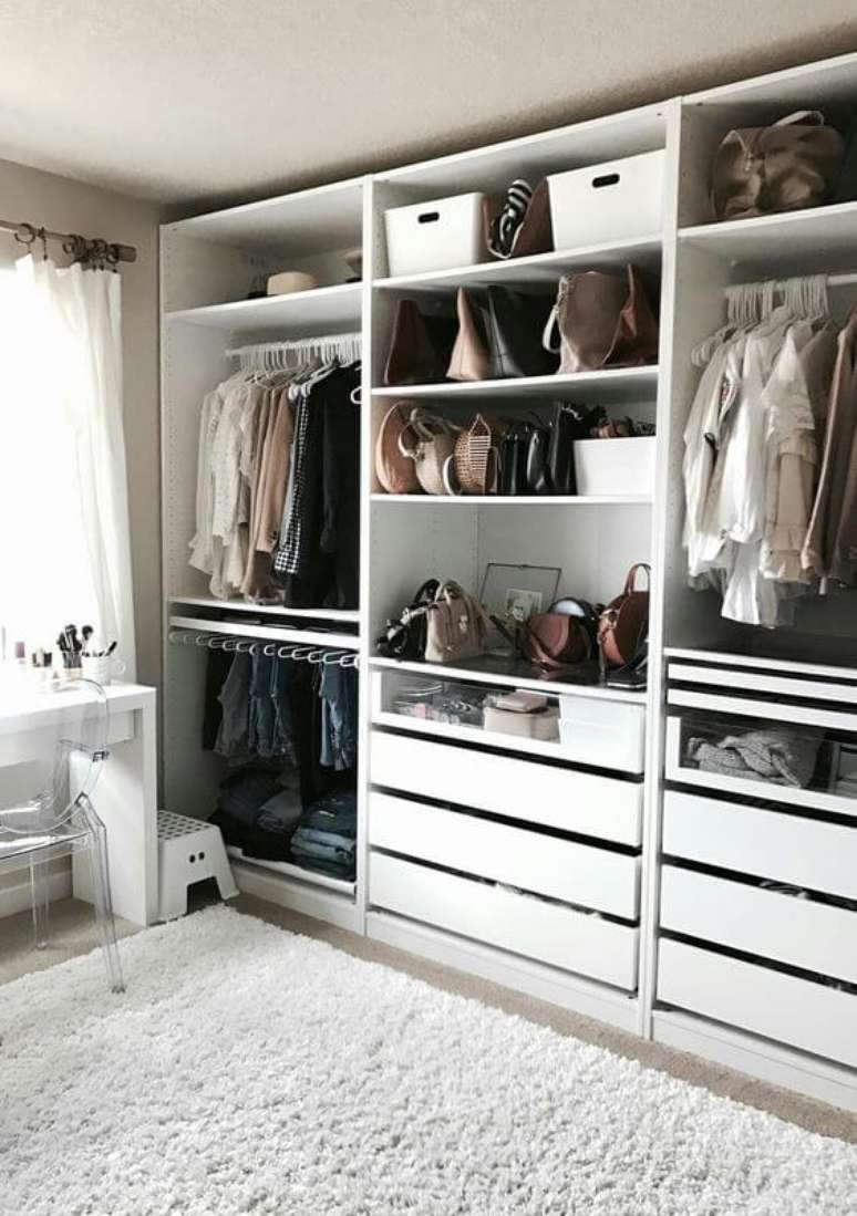 39. Closet feminino planejado no quarto pequeno – Por: Blog Amar