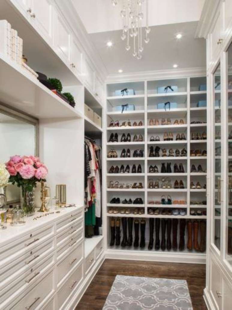 40. O closet feminino é uma boa opção para organizar os sapatos – Por: Conexão Decor