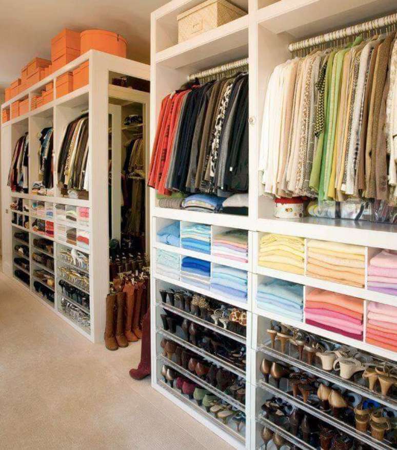 44. Closet feminino planejado e bem organizado – Por: Jessica Pacha