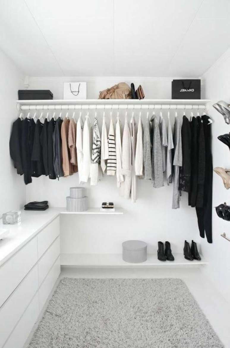 47. Organize as roupas do closet feminino por cores – Por: Pinterest