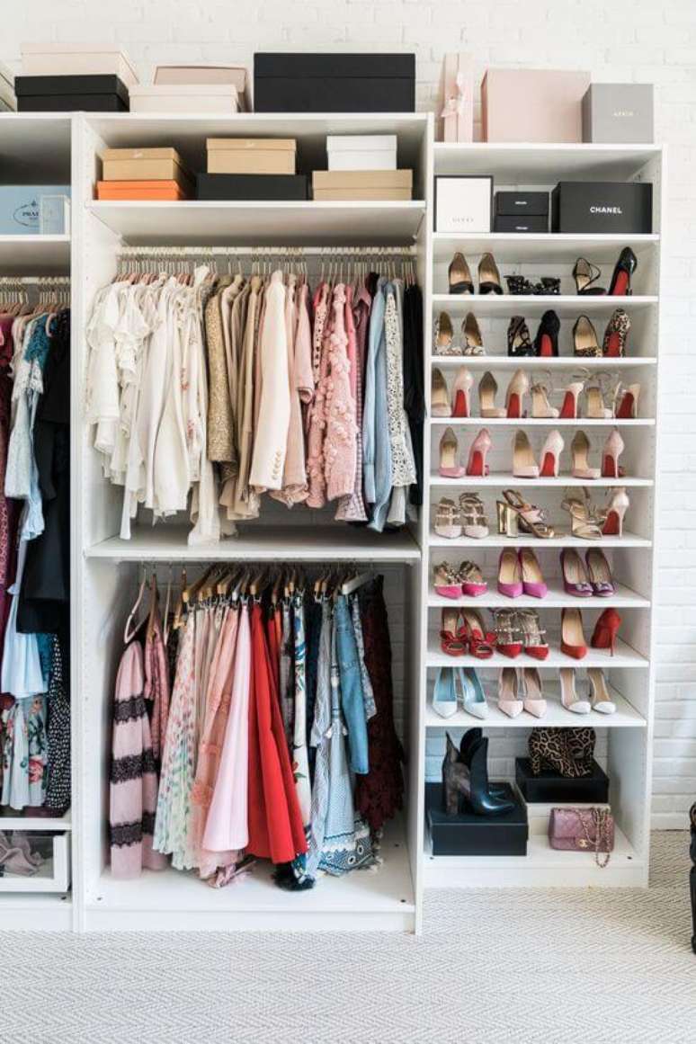 48. Closet feminino simples para combinar com o ambiente – Por: Pinterest