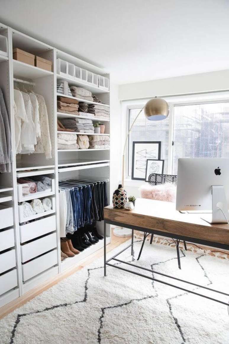 49. Closet feminino com escrivaninha para trabalho – Por: Pinterest