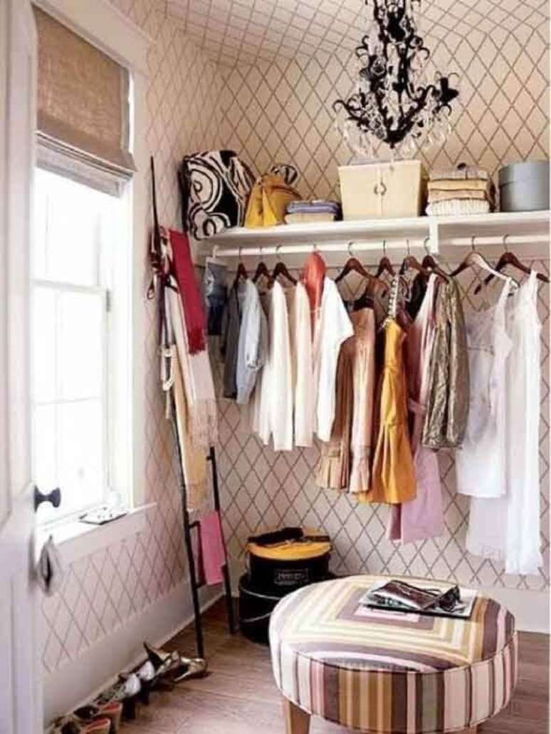 52. Closet feminino simples e pequeno – Por: Pinterest