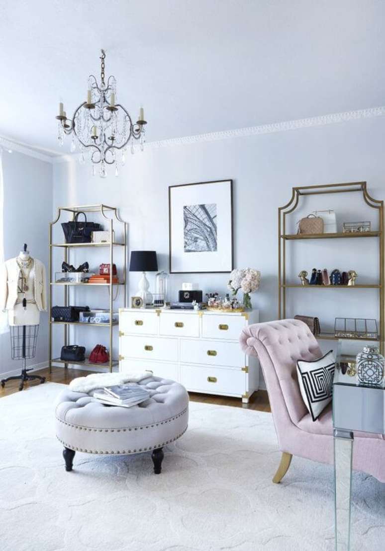 55. Closet feminino com prateleiras em dourado – Por: Style me Pretty