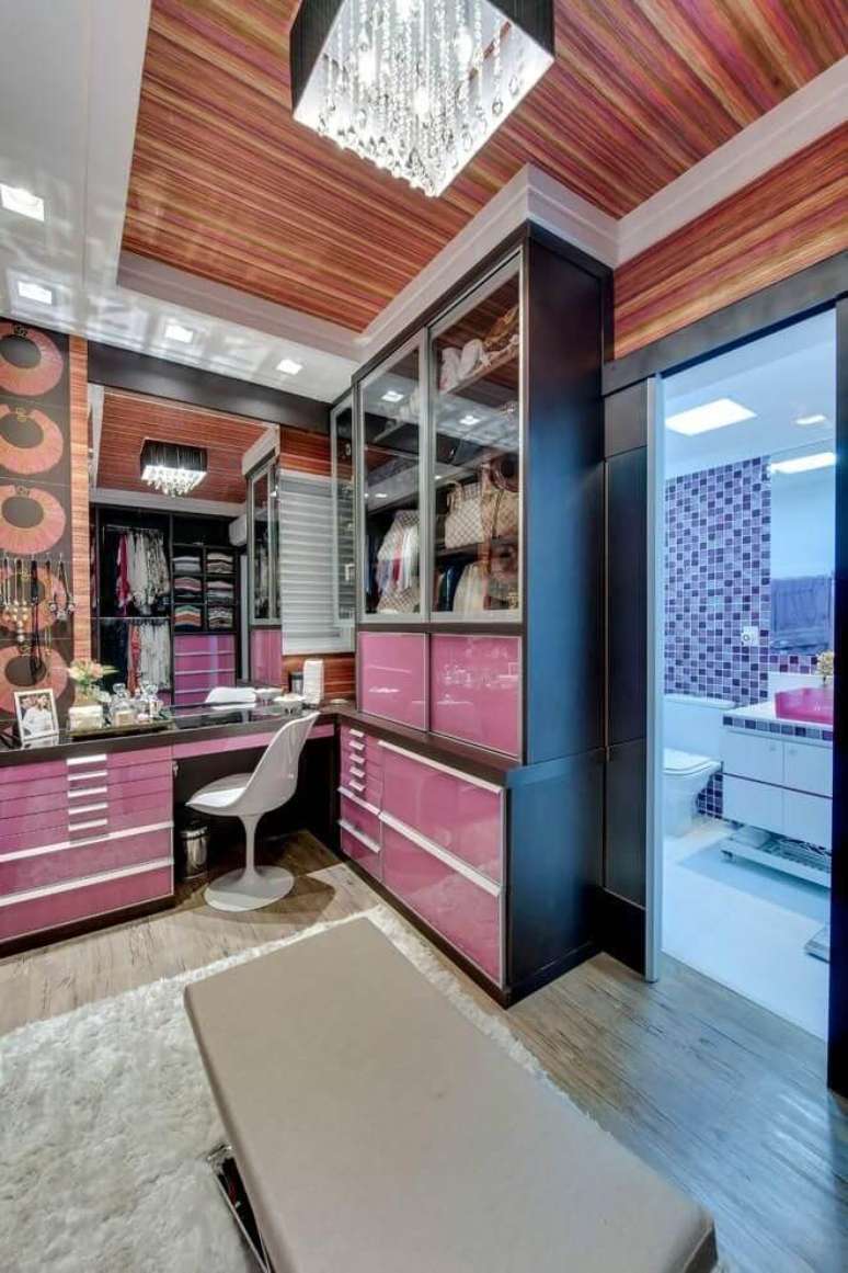 57. Closet feminino com móveis cor de rosa – Por: Andrea Bento