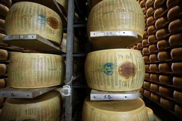 Formas que queijo parmigiano reggiano em Reggio Emilia, na Itália