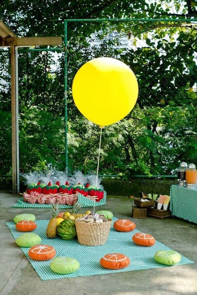 49. Decoração de picnic com almofadas em formatos de frutas para festa de aniversário – Foto: Chic de Ideias