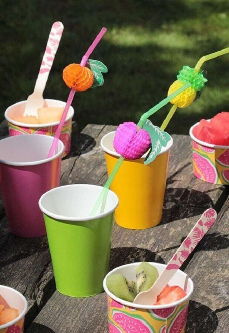 50. Os detalhes coloridos s&atilde;o perfeitos para uma festa piquenique &ndash; Foto: Pinosy