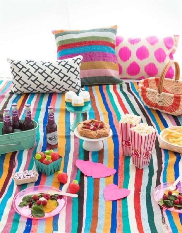 53. Decoração para picnic com almofadas e toalhas colorida – Foto: Pinterest