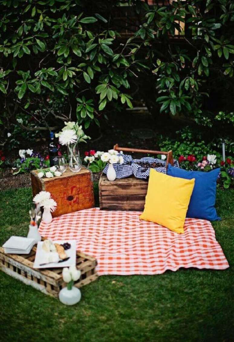 60. Decora&ccedil;&atilde;o simples para picnic com caixote de madeira e toalha xadrez &ndash; Foto: Ideias Decor