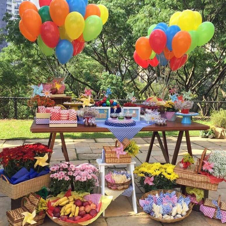 66. Festa de aniversário piquenique decorada com balões coloridos, arranjos de flores e frutas – Foto: Festa do Papel by Cris e Tania
