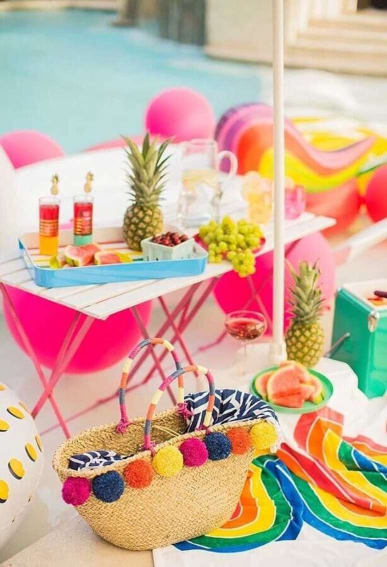 70. Festa piquenique com decora&ccedil;&atilde;o colorida pr&oacute;xima &agrave; piscina &ndash; Foto: Pinterest