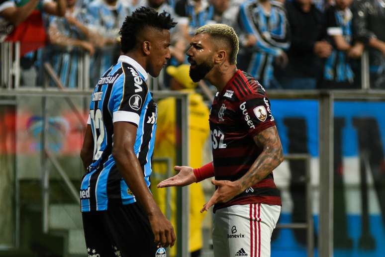 Bruno Cortez e Gabigol discutem durante duelo entre Grêmio e Flamengo.