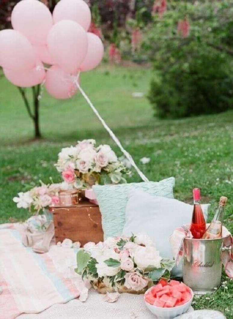 84. Decoração com arranjo de flores e balões cor de rosa para piquenique romântico – Foto: Dreamery Events