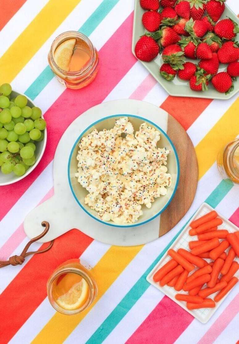 5. Decora&ccedil;&atilde;o de piquenique com toalha listrada bem colorida &ndash; Foto: Pinterest