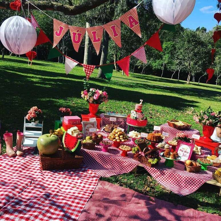 2. Decoração para aniversário piquenique todo com detalhes em vermelho – Foto: Ama Eventos