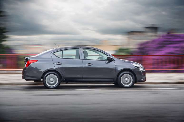 O motor 1.0 de tr&ecirc;s cilindros, com 77 cv de pot&ecirc;ncia, &eacute; o mesmo que equipa o Nissan March. 