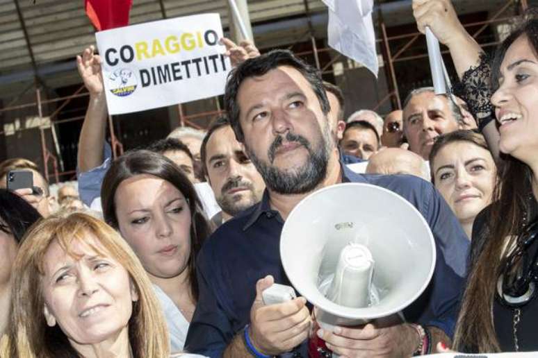 Matteo Salvini participa de protesto da Liga contra Virginia Raggi