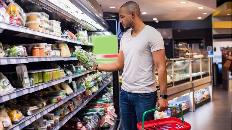 Homem fazendo compras no mercado