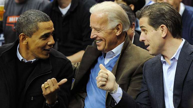 Barack Obama conversa com seu vice, Joe Biden, e o filho dele Hunter durante jogo de basquete em 2010